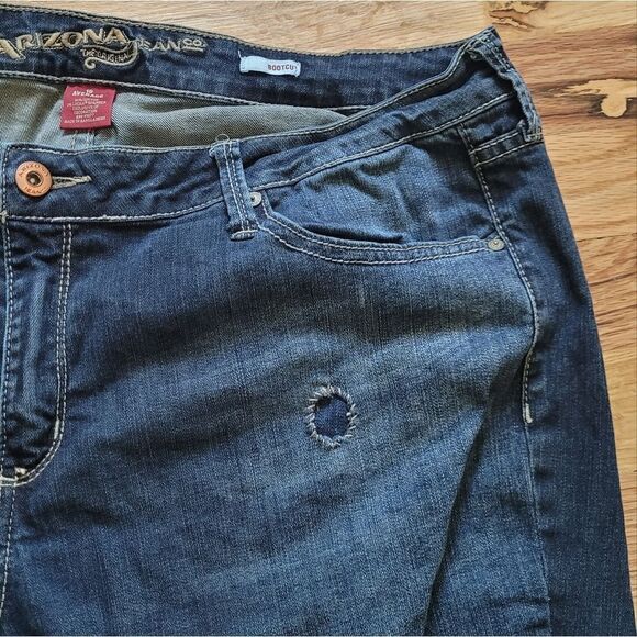 💙3 for $30💙 Arizona 19 Average Distressed Jeans Bootcut - Picture 5 of 12